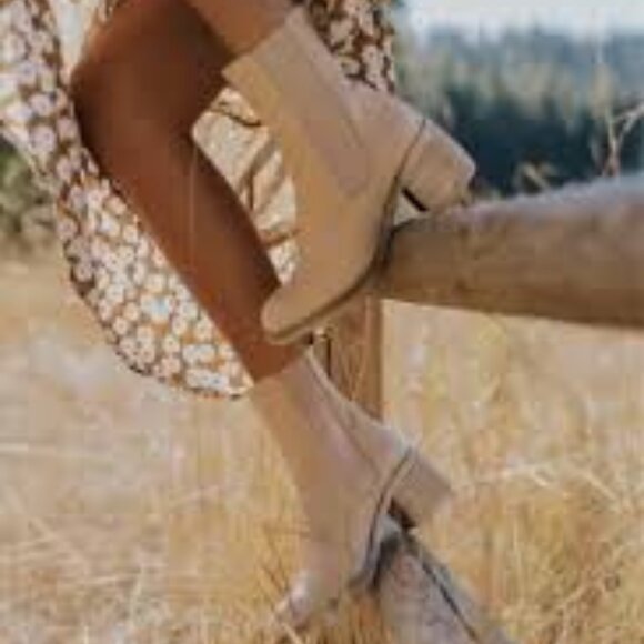 Free People Essential Chelsea Leather Boots Mildly Distressed Cream Size 38 - Picture 2 of 12